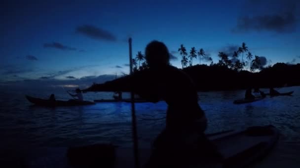 Люди Встати Весло Інтернат Місті Muri Лагуни Острова Кука — стокове відео