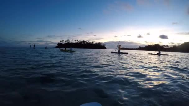 Silhueta Pessoas Remo Embarque Pôr Sol Sobre Muri Lagoon Rarotonga — Vídeo de Stock