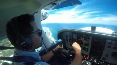 Hava Rarotonga pilot sinek Cessna 172 Skyhawk Rarotonga Adası Cook Adaları en büyük bir ulus 15 Orta Güney Pasifik Adaları üzerinde doğal bir uçuş.