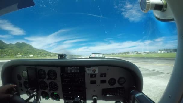 Air Rarotonga Pilot Fliegen Cessna 172 Skyhawk Auf Einem Rundflug — Stockvideo