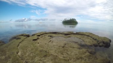 Zaman aralıklı çekim - alacakaranlıkta Taakoka adacık Muri gölünde Rarotonga, Cook Adaları içinde görünümünü manzara. 