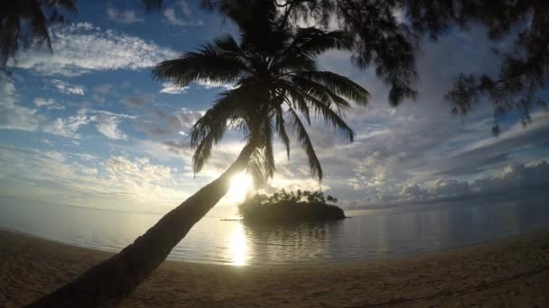 Time lapse - Vue du paysage de l'îlot Taakoka au crépuscule dans la lagune de Muri à Rarotonga, Îles Cook . 