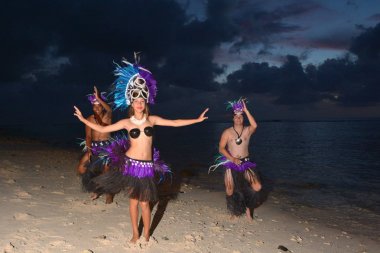 Muril beach lagün üzerinde dans Polinezya Cook Adalı dansçılar
