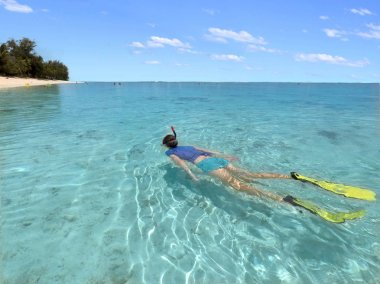 Bir lagün içinde Cook Adaları Rarotonga içinde genç kadın Şnorkelle Dalma