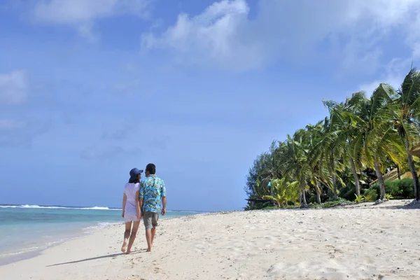 Huwelijksreis paar wandelingen op een tropische Stille Oceaan eiland strand in Rar — Stockfoto