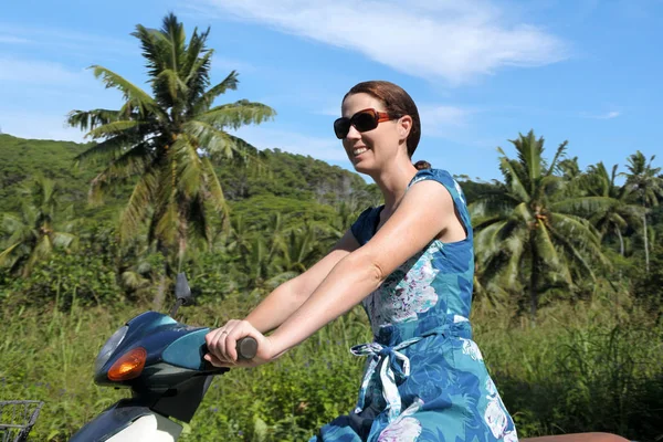 Mulher montando uma scooter de motor em uma ilha tropical pacífica de Ra — Fotografia de Stock