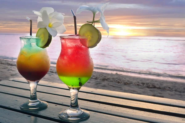 Dois coquetéis de vidro servidos em um resort de lua de mel da ilha do Pacífico — Fotografia de Stock