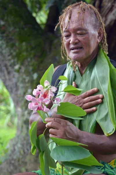 Homem idoso velho do Islander do Pacífico olha para a flor exótica no eco tou — Fotografia de Stock