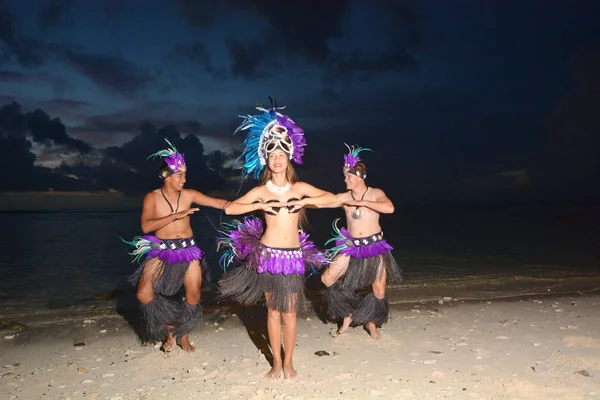 Polynesian Cook Islander dancers dancing on Muril beach lagoon i — Stock Photo, Image