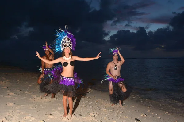 Bailarines polinesios de las Islas Cook bailando en la laguna de Muril Beach i —  Fotos de Stock