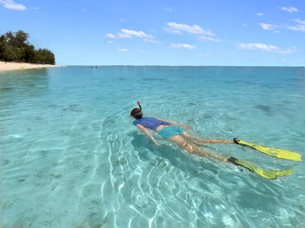 Ung kvinna snorkla i en lagun i Rarotonga Cooköarna — Stockfoto