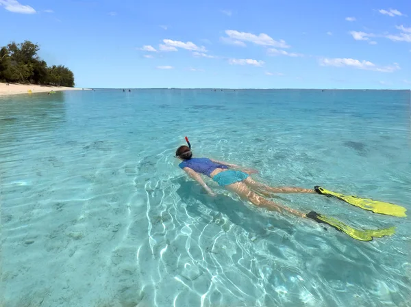 Junge Frau schnorchelt in einer Lagune in Rarotonga Kochinseln — Stockfoto