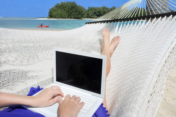 Pov einer Frau lag auf einer Hängematte arbeiten auf einem Laptop, während ihre ma — Stockfoto