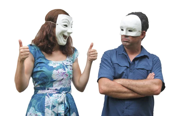 Женщина в маске счастливого лица указывает пальцем вверх на мужчину, который — стоковое фото