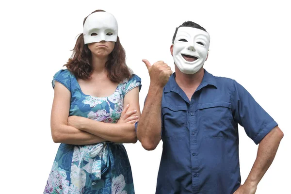 Mann mit glücklicher Gesichtsmaske lacht eine Frau aus, die eine — Stockfoto