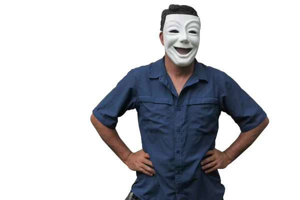 Уверенный в себе человек в маске счастливого лица стоит с руками на h — стоковое фото