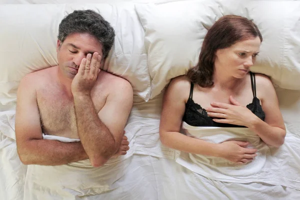 Powyżej widok zdenerwowany mężczyzna i kobieta leżała w łóżku — Zdjęcie stockowe
