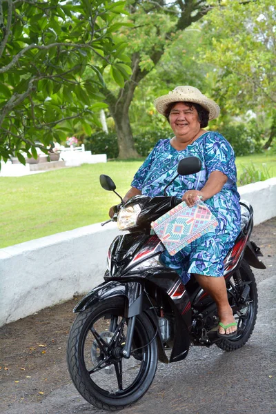 Felice vecchiaia donna delle isole del Pacifico cavalca uno scooter — Foto Stock