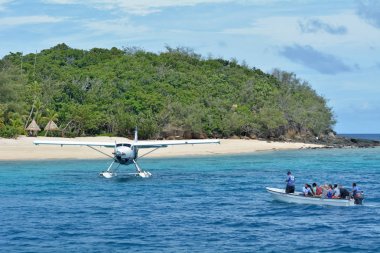 Tekne ile Mamanucas Isla birine başvurmak için gelen turistler