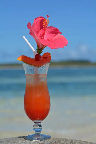 Cocktail fijiano servido em uma praia em Fiji — Fotografia de Stock