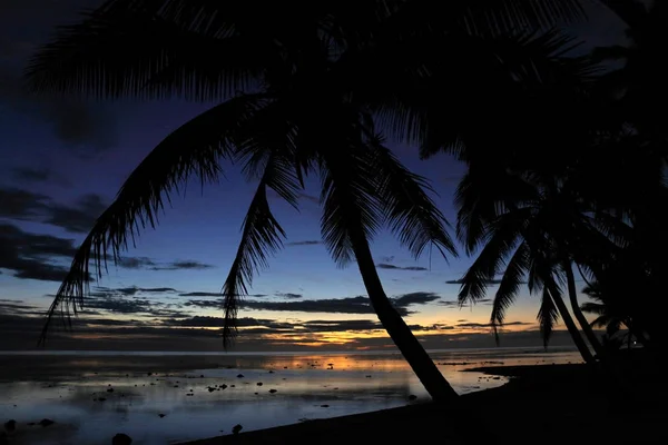 Solnedgång landskap syn på en strand i Fijis Coral Coast — Stockfoto