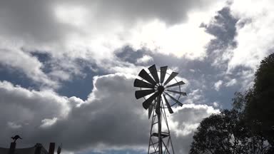 Çok başlı Rüzgar pompa uzak kümesindeki Outback, Queensland, Avustralya.