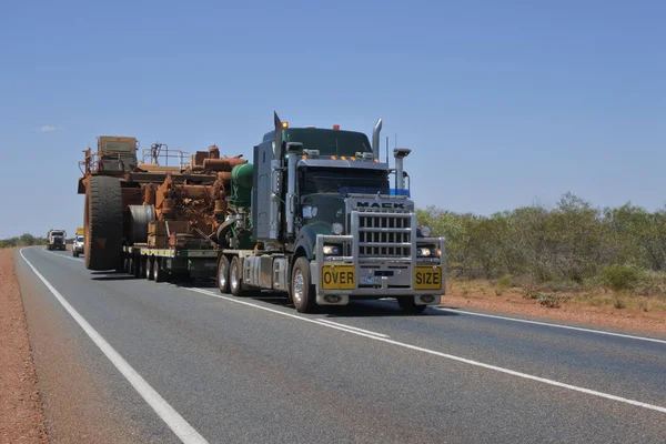 Convoy de vehículos de gran tamaño en la carretera nacional 95 en Austra Occidental —  Fotos de Stock