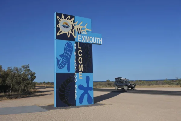 Welcom para Exmouth sinal de estrada na Austrália Ocidental — Fotografia de Stock