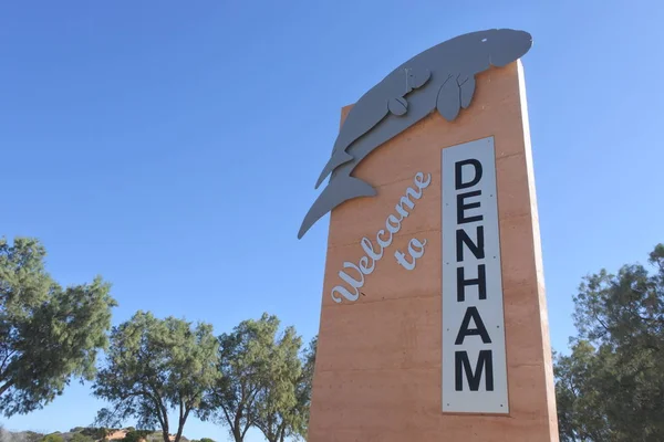 Deniz ineklerinden Denham yoluna Shark Bay Batı Austr tabelasına. — Stok fotoğraf