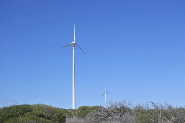 Tuulivoimalat tuulipuistossa — kuvapankkivalokuva