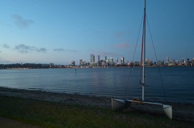 Perth merkez ticaret bölgesine karşı Katamaran yelkenli gemisi