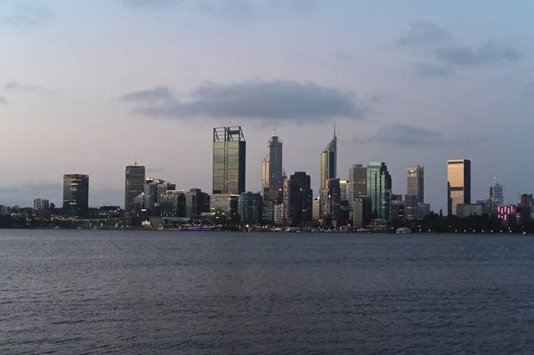 Perth skyline distrito central de negocios al atardecer Austra Occidental —  Fotos de Stock