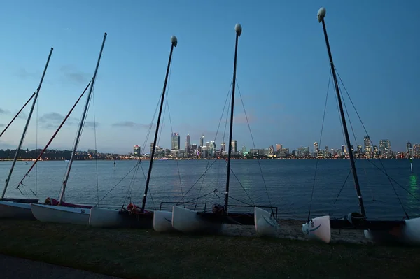Catamaran sailing boats against Perth central business district — Stock Photo, Image