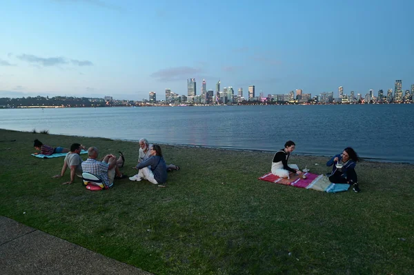 Australianos haciendo un picnic de fin de semana en el río Swan contra — Foto de Stock