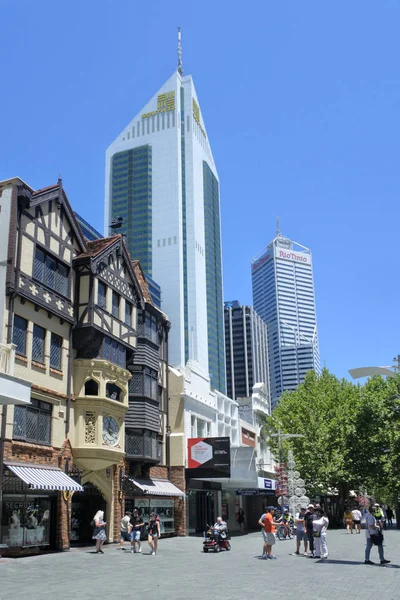 Peatones en la calle Hay en el distrito central de negocios de Perth Wes —  Fotos de Stock