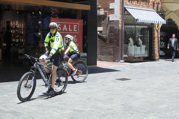 Patrulhas de bicicleta da polícia em Perth Oeste da Austrália — Fotografia de Stock