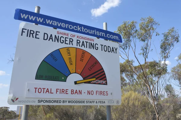 Fire Danger Ratings sinal de estrada indicando nível catastrófico — Fotografia de Stock