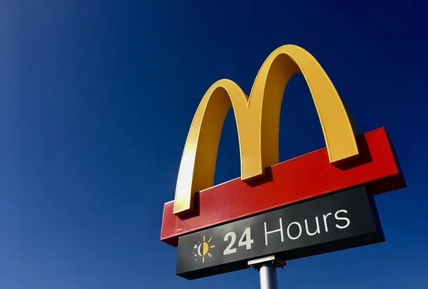 Mcdonald 's corporation restaurant logo sign 24 Stunden geöffnet — Stockfoto