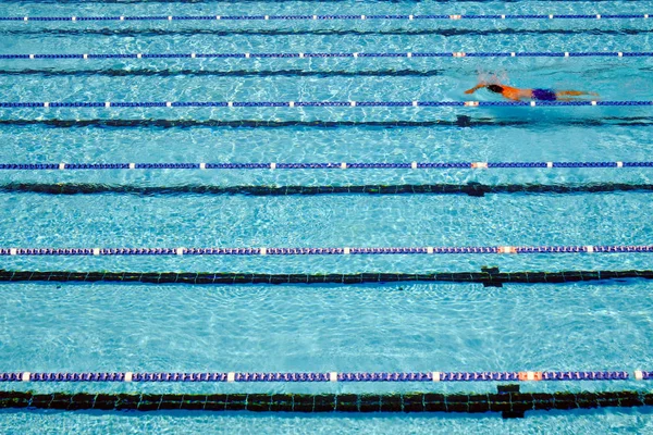 Pessoa nadando em uma piscina — Fotografia de Stock