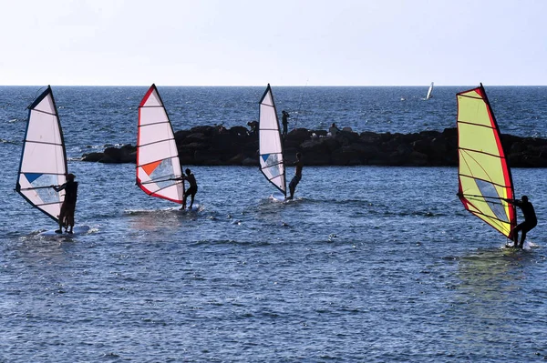 Windsurfistas surfeando al atardecer sobre el mar Mediterráneo en Tel — Foto de Stock