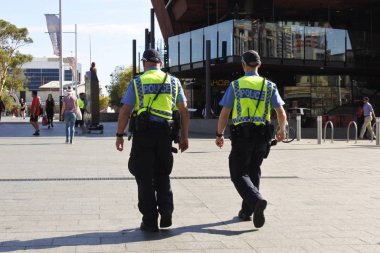 Batı Avustralya polis ofisleri Perth 'te devriye geziyor.