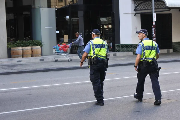 西澳大利亚州警察局在珀斯金融区巡逻d — 图库照片