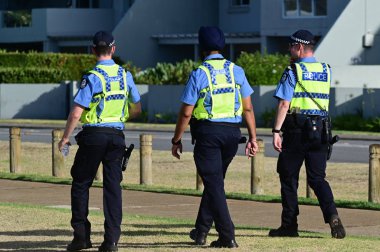 Batı Avustralya 'da Perth şehrindeki bir sokakta devriye gezen polisler
