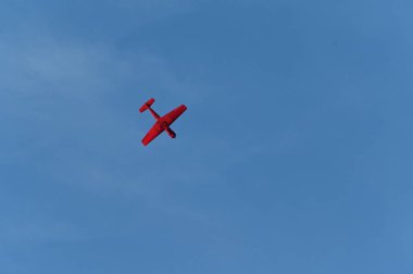 Havada uçan kırmızı akrobatik uçaklar