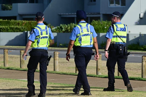 Western Australia policemen patrolling in a street in Perth city — Stock Photo, Image