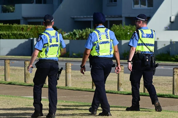 Policiais da Austrália Ocidental patrulham em uma rua na cidade de Perth — Fotografia de Stock