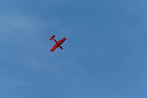Červená akrobatická letadla létající ve vzduchu — Stock fotografie