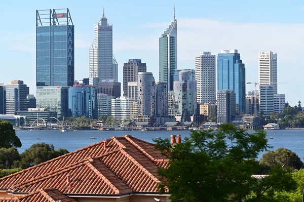 Perth finans bölgesi Kuğu Nehri manzaralı. — Stok fotoğraf