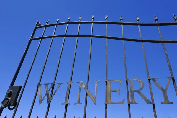 Ворота винодельни изолированы на голубом фоне неба — стоковое фото