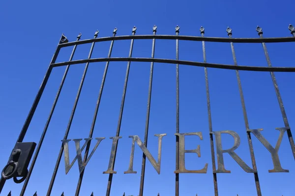 Weingut Tor isoliert auf klarem blauen Himmel Hintergrund — Stockfoto